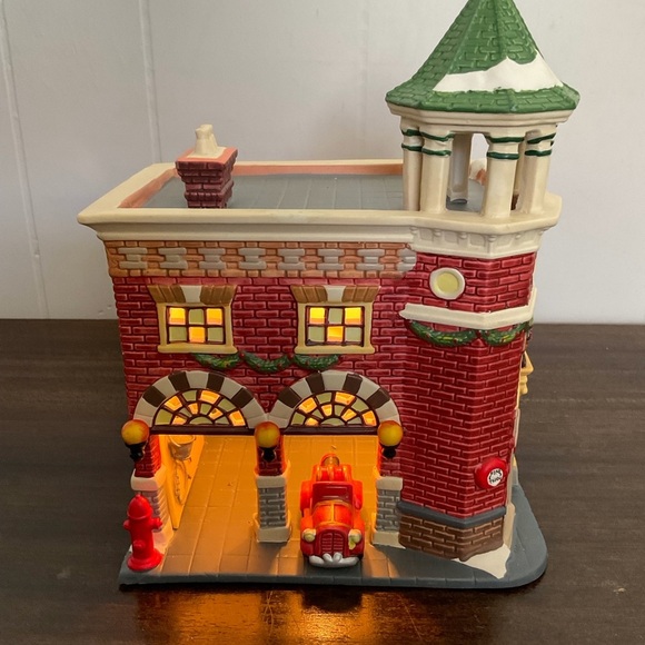 Vintage Heartland Valley Village Fire Station Christmas Village - Picture 5 of 7